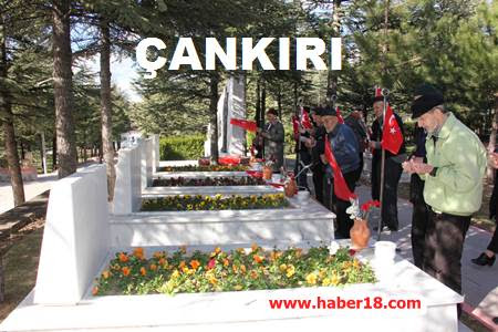 Çankırı’da yaşlılar, Garnizon Şehitliği’ni ziyaret ederek dua etti ve mezarlarına karanfil bıraktı.