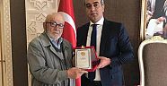 Kaymakam şehidimizin babasına plaket hediye etti